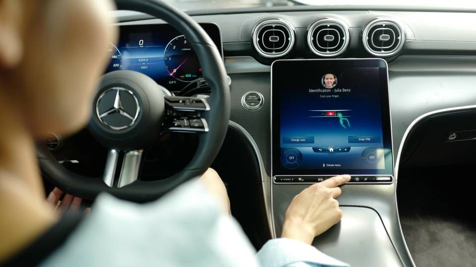 梅赛德斯-奔驰与万事达卡推出本地加油站车内支付服务 可使用Mercedes pay+直接在车内通过指纹支付